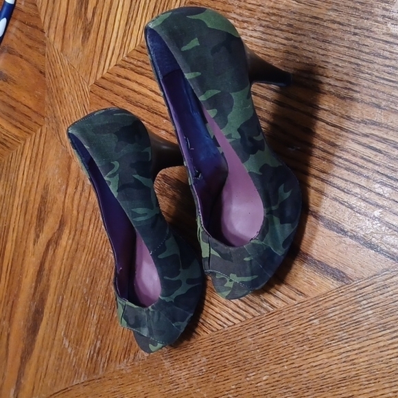 MADDEN GIRL CAMOUFLAGE PEEP TOE HEELS - Picture 3 of 10